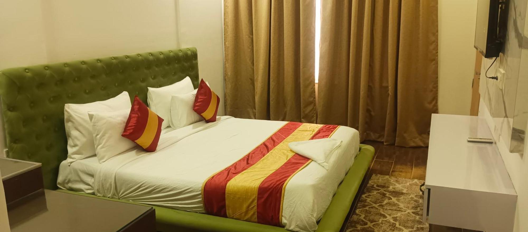 Hotel Elite Sector 45 I Gurgaon Central I Couple Friendly Экстерьер фото