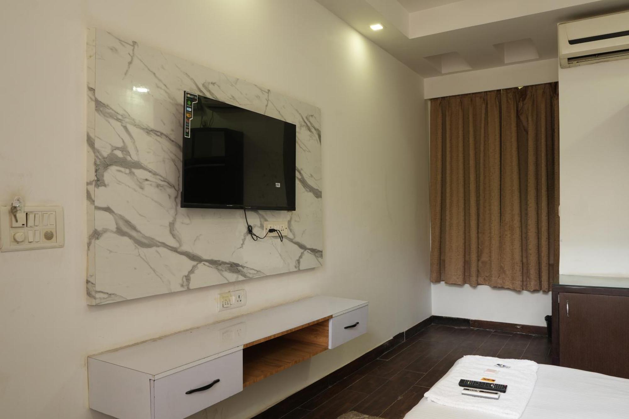 Hotel Elite Sector 45 I Gurgaon Central I Couple Friendly Экстерьер фото